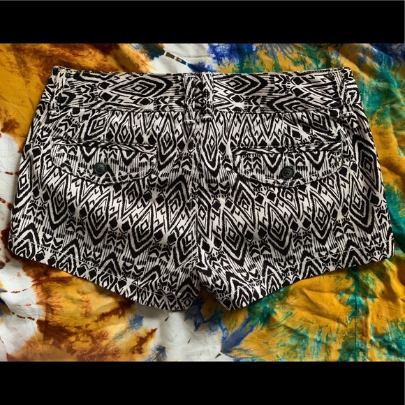AMERICAN EAGLE black & white tribal print chino shorts - Picture 2 of 3